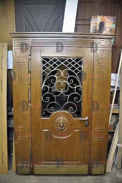 Парадная дверь со стеклом и ковкой HomeDoors