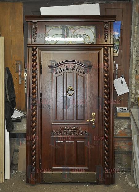 Парадная дверь с резьбой HomeDoors