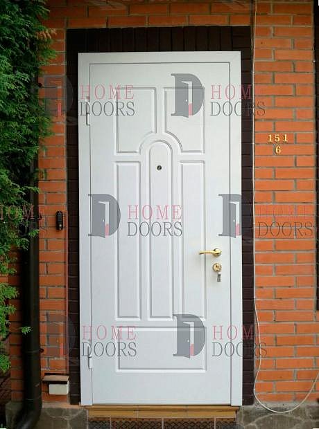 Наружная белая дверь