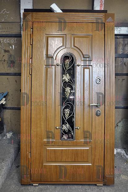Светлокоричневая дверь со стеклом и ковкой HomeDoors