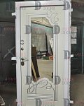 Входная дверь в квартиру с зеркалом HomeDoors